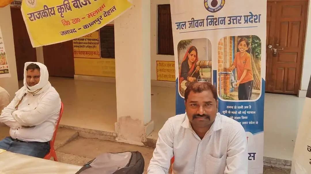 रामदेव जलनिगम के सीनियर इंजीनियर विकास खंड मलासा में लोगों को जानकारी देते हुए
