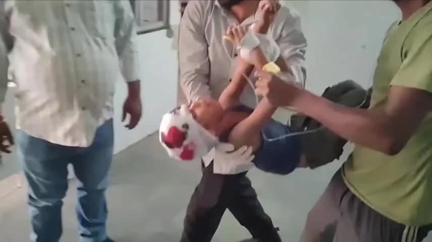 पलिया कोतवाली क्षेत्र के ग्राम बेला के पासप्राइवेट बस और ऑटो की जोरदार भिड़ंत, एक महिला की मौके पर ही मौत।