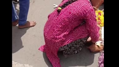 इंदौर: एरोड्रम थाना क्षेत्र में हुई हत्या को लेकर परिजनों का विरोध, 60 फीट रोड पर शव रखकर किया चक्काजाम