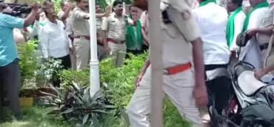 ಲಕ್ಷ್ಮೇಶ್ವರ: ಕೆಂಚಲಾಪುರದಲ್ಲಿ ನಡೆದ ಪ್ರತಿಭಟನೆ ವೇಳೆ ಪೊಲೀಸರು ಹಾಗೂ ಪ್ರತಿಭಟನಾಕಾರರ ನಡುವೆ ವಾಗ್ವಾದ