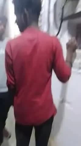 Raat ke 12:30 baje bada pathar sabji Market ke pass ki kalari mein avaidh Roop se sharab bikri prashasan ke andekhi