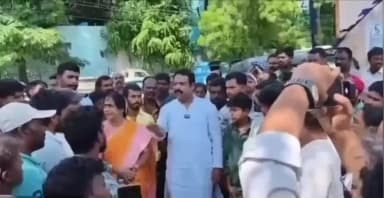 హిమాయత్ నగర్: అంబేద్కర్ హాట్ లో నలభై ఏలుగా నివసిస్తున్న పేదల ఇళ్ళను కూల్చివేస్తామని అధికారులకు హెచ్చరికతో బస్తీ వాసుల ఆందోళన