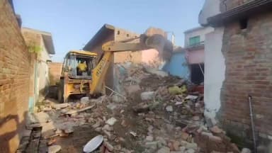 पीलीभीत: रेपिस्ट के घर पर 24 घंटे के अंदर बुलडोजर की कार्रवाई, आरोपी का घर किया गया ध्वस्त