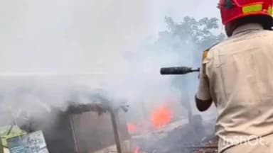 आलमनगर: इटहरी पंचायत में बुधवार की दोपहर लगी भीषण आग, छह दुकान जलकर हो गया राख।
