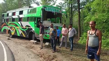 बरघाट: बरघाट बेहरई में बस और ट्रक की भिड़ंत यात्री घायल अस्पताल में भर्ती