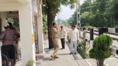 पीलीभीत: बिलगवां रेलवे क्रॉसिंग पर त्रिवेणी एक्सप्रेस से कटकर युवक की हुई मौत