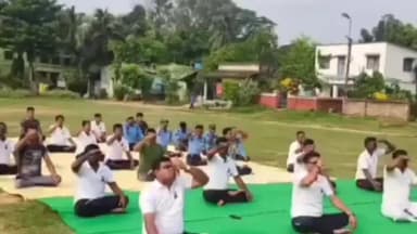 পাঁশকুড়া: আন্তর্জাতিক যোগা দিবস সামনে রেখে পাঁশকুড়া থানার উদ্যোগে যোগাসন কর্মসূচি