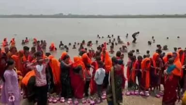 आज़मनगर: पिंढाल गांव में 24 परहर हरि संकीर्तन यज्ञ के आयोजन को लेकर निकाली गई कलश शोभा यात्रा सैकड़ों महिलाएं हुई शामिल