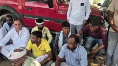 झुंझुनू: चुड़ैला में लग्जरी कार में मृत मिला पांच बहनों का इकलौता भाई, मोर्चरी के बाहर धरने पर बैठे परिजन
