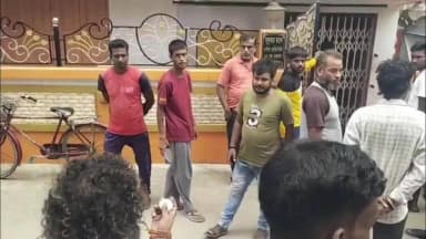 বারাসাত ১: কাঠ মানি নেওয়ার অভিযোগে মধ্যমগ্রাম পৌরসভার তৃণমূলের কাউন্সিলর সুকুমার মন্ডল এর বাড়ি লক্ষ্য করে ডিম থেরাপি