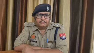 #gorakhpurpolice
#PoliceAction
➡️#PsGulariha क्षेत्र में मानसिक रुप से विक्षिप्त पुत्र द्वारा अपने पिता की कुल्हाड़ी मारकर हत्या कर दी गयी। आरोपी पुत्र को पुलिस हिरासत में लिया गया।
➡️प्राप्त तहरीर के आधार पर थाना स्थानीय पर सुसंगत धाराओं में अभियोग पंजीकृत कर, अग्रिम विधिक कार्यवाही की जा रही है।
➡️जिसके संबंध में #COGorakhnath द्वारा दी गयी #VideoByte
#UPPolice
@dgpup @AdgGkr @adgzonegkr @diggorakhpur