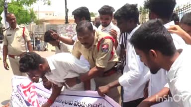 కరీంనగర్: కరీంనగర్ DEO ఆఫీస్ ముట్టడికి ABVP విద్యార్థి సంఘం నాయకుల యత్నం ఉద్రిక్తత, నాయకుల అరెస్టు