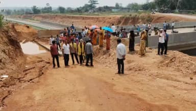 गोला: मगनपुर रोला पथ पर पुल बनने से लोगों की बड़ी परेशानी, जेड आकार का टर्निंग पॉइंट सीधा करने की मांग को लेकर विरोध प्रदर्शन