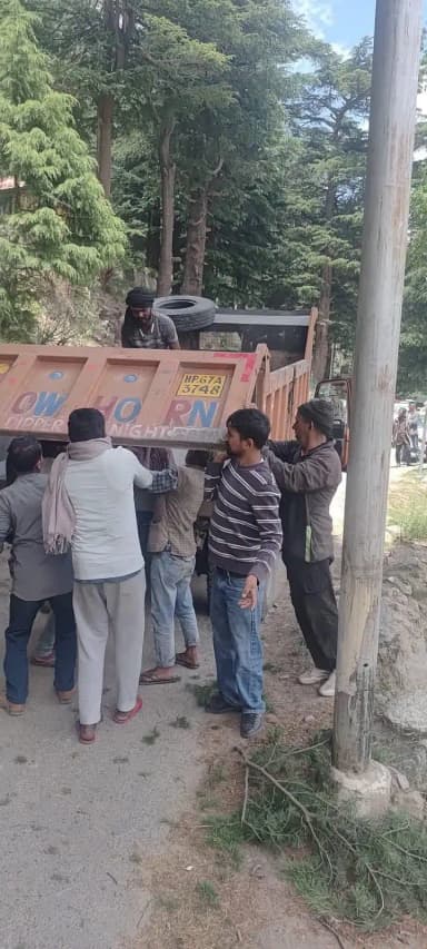 कल्पा: किन्नौर के रोघी गांव में चट्टान गिरने से मजदूर की मौत और भारी नुकसान