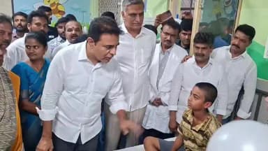 సిరిసిల్ల: ప్రభుత్వ ఆసుపత్రిలో చికిత్స పొందుతున్న చిన్నారులను పరామర్శించిన మాజీ మంత్రులు కేటీఆర్ హరీష్ రావు