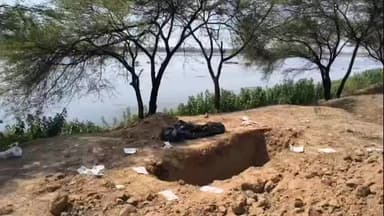 बलौदाबाज़ार: जिले में 8 लोगों की संदिग्ध मौत, कब्र खोदकर निकाले गए शव, मेकाहारा में पोस्टमॉर्टम जारी, रिपोर्ट के बाद खुलेगा राज