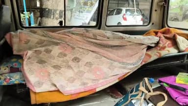 গোপীবল্লভপুর ১: গোপীবল্লভপুরের পাঁচকাহানিয়া গ্রামে নিজের বসত বাড়ির ভেতর থেকে অর্জুন সিং নামে এক পুলিশ আধিকারিকের ঝুলন্ত দেহ উদ্ধার