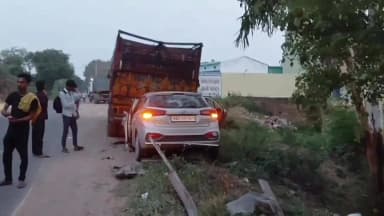 जमुई: बिछवे स्थित कनक धर्मकांटा के पास तेज रफ्तार आई-20 कार ने सड़क किनारे खड़ी ट्रक में मारी टक्कर, पांच लोग हुए घायल