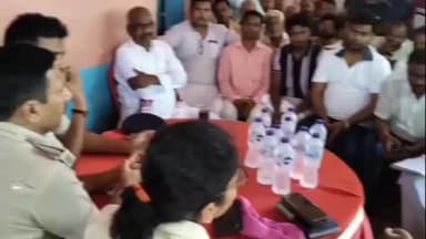 केसरिया: डुमरियाघाट थाना अंतर्गत जलवाटोली में आगामी मोहर्रम पर्व को लेकर शांति समिति की बैठक आयोजित की गई