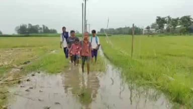 সৃজনগ্ৰাম: সৃজনগ্ৰাম সমষ্টিৰ ভাৰালীপাৰা-বালাৰ গুদাম মেৰেৰচৰ সংযোগী পথৰ দুৰৱস্থা ৰাইজৰ ক্ষোভ প্ৰকাশ