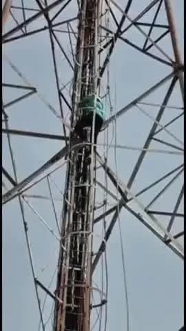 शाहगंज: असरखपुर गांव में चकमार्ग निर्माण की मांग को लेकर किसान मोबाइल टावर पर चढ़ा, तीन घंटे बाद शुरू हुआ काम