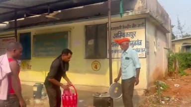 किसान अपना पैसा लेने के लिए धरना प्रदर्शन करना पड़ रहा है