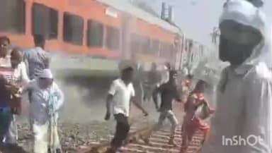 आलोट: लूनीरिछा स्टेशन के पास अचानक लगे ब्रेक:रणथंभोर एक्सप्रेस के पहिये से निकला धुंआ,मची अफरा तफरी,दूसरी ट्रेन से बचे यात्री।