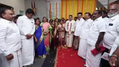 விழுப்புரம்: வானூர் மத்திய ஒன்றியக் கழகச் செயலாளர் இல்ல திருமண விழாவில் திமுக தலைவர் மு க ஸ்டாலின் கலந்து கொண்டு மணமக்களை வாழ்த்தினார்