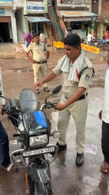 पलेरा में लोगों की मोटरसाइकल की चाबी निकाली जा रही थी ज़बरदस्ती