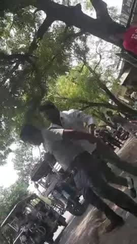 नजीबाबाद: नजीबाबाद में आकाशवाणी के सामने दो गुटों के बीच जमकर मारपीट, वीडियो हुआ वायरल
