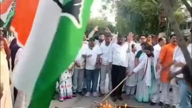 छतरपुर नगर: कांग्रेस पार्टी की महिला मोर्चा ने छतरपुर में चुनाव आयोग की निकली अर्थी,कलेक्ट्रेट के पास जलाई