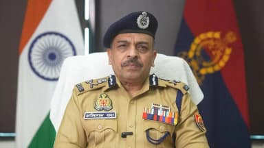 पाकिस्तानी गैंगस्टर शहजाद भट्टी एवं आबिद जट्ट के आतंकी नेटवर्क के विरुद्ध चलाए जा रहे अभियान के क्रम में एटीएस उत्तर प्रदेश द्वारा दिनांक 17-06-2026 को जनपद बुलन्दशहर से इस नेटवर्क से जुड़े 02 अन्य अभियुक्तों को गिरफ्तार किया गया है।
गिरफ्तार अभियुक्त सोशल मीडिया के माध्यम से स्लीपर सेल तैयार करने, भय एवं आतंक का माहौल उत्पन्न करने का प्रयास करने तथा संवेदनशील स्थलों की रेकी जैसी गतिविधियों में संलिप्त थे।
उल्लेखनीय है कि पूर्व मे इस प्रकरण में 05 अभियोग पंजीकृत कर कुल 15 अभियुक्तों को गिरफ्तार किया जा चुका है।
अभियुक्तों की गिरफ्तारी एवं #UPATS द्वारा की जा रही कार्यवाही के संबंध में अपर पुलिस महानिदेशक, कानून एवं व्यवस्था, उत्तर प्रदेश, श्री अमिताभ यश की बाइट।
#UPPolice