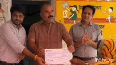 बरहज: देवरिया के बरहज क्षेत्र के खोरी गांव में आयोजित जन चौपाल में लाभार्थियों को वितरित किए गए प्रमाण पत्र