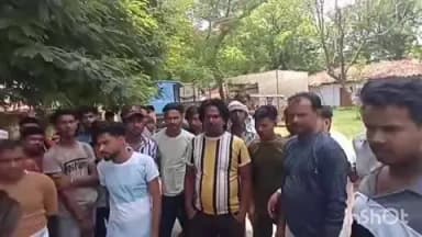 बहराइच: कलेक्ट्रेट कार्यालय स्थित धरना स्थल पर टेंपो चालकों ने मजिस्ट्रेट को ज्ञापन दिया, टेंपो स्टैंड बनवाने की मांग की