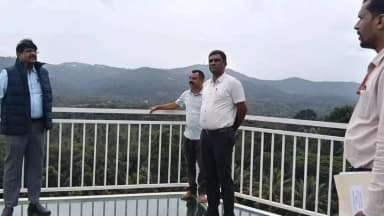 ಮಡಿಕೇರಿ: ಗಾಜಿನ ಸೇತುವೆ ಸ್ಥಳ ವೀಕ್ಷಿಸಿದ ಜಿಲ್ಲಾಧಿಕಾರಿ, ಪ್ರವಾಸಿಗರ ಸುರಕ್ಷತೆಗೆ ಆದ್ಯತೆ ನೀಡಲು ಸೋಮಶೇಖರ್ ಸೂಚನೆ