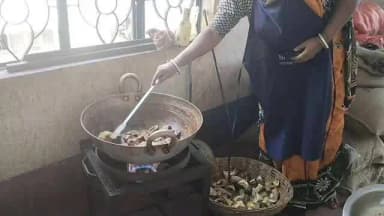 খানাকুল ১: ৫ টাকায় মাছ-ভাত, খুশির হাওয়া আরামবাগের দুটি মা আহার সেন্টারে