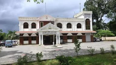 ಬೆಳ್ತಂಗಡಿ: ಧರ್ಮಸ್ಥಳ ಗ್ರಾಮದ ಹರಕೆಮಂಡೆ ಕ್ರಾಸ್ ಬಳಿಯ ಹೊಸ ಕಟ್ಟಡ ಕಾಮಗಾರಿ ಸ್ಥಳದಲ್ಲಿ ಜಗಲಿಯ ಮೇಲೆ ಮೃತದೇಹ ಪತ್ತೆ