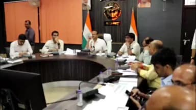 आज़मगढ़: डीएम रविंद्र कुमार ने IGRS शिकायतों पर नाराजगी जताई, गलत रिपोर्ट और लापरवाही पर अफसरों को लगाई फटकार, होगी कड़ी कार्रवाई