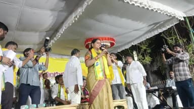 సిరిసిల్ల: సిరిసిల్లలో మీడియాతో మాట్లాడుతున్న తెలంగాణ రక్షణ సేన చీఫ్ కల్వకుంట్ల కవిత