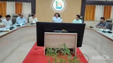 बलरामपुर: जिलाधिकारी ने सीएम डैशबोर्ड पर विकास कार्य एवं बजट की समीक्षा बैठक की