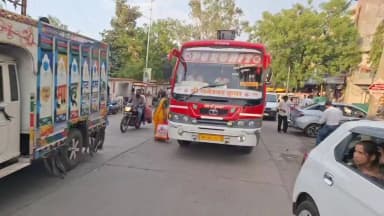राजगढ़: कलेक्टर एसपी ने डीजल पेट्रोल बचाने का दिया संदेश,एक साथ सभी अधिकारी बस में सवार होकर शिविर में शामिल होने पहुंचे।