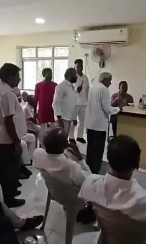 మేడ్చల్: కాప్రాలో సమస్యల పరిష్కారానికి అధికారులను నిలదీసిన నాయకులు
