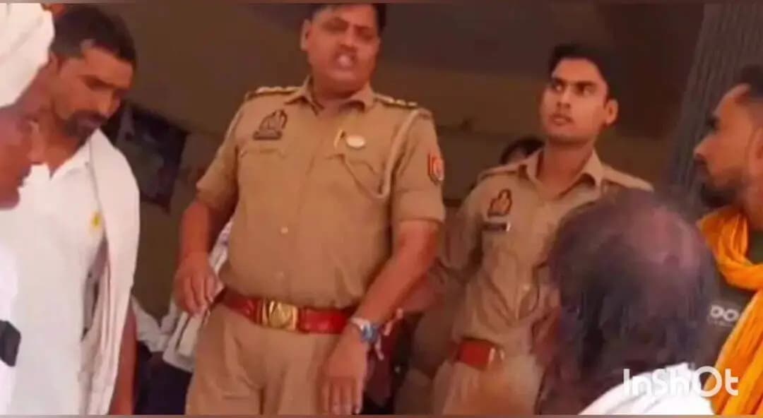 घोरावल: घोरावल में किसानों ने SDM कार्यालय और कोतवाली को घेरा, दबंगों पर जमीन हड़पने का आरोप लगाते हुए सौंपा शिकायती पत्र
