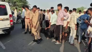 कौंच: गोरा करनपुर में शादी की खुशियां मातम में बदली, तेज रफ्तार कार ने बाइक सवारों को मारी टक्कर, बाइक चालक की मौत, 3 घायल