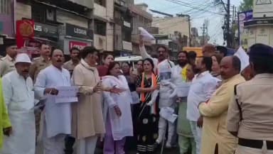 मीनाक्षी नटराजन का नामांकन निरस्त होने पर भड़की महिला कांग्रेस, चुनाव आयोग प्रमुख का फूंका पुतला
कटनी में जोरदार विरोध-प