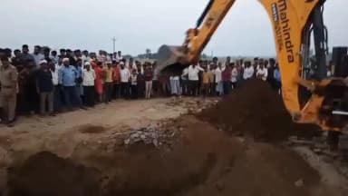 सवायजपुर: दलेलपुर गांव में 20 फीट गहरे गड्ढे में मिट्टी धंसने से अधेड़ दबा, बचाव कार्य जारी