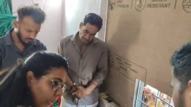 🌾 किसानों को समय पर खाद उपलब्ध कराना प्रशासन की सर्वोच्च प्राथमिकता
एसडीएम आरोन सुश्री मंजुषा खत्री ने आज आरोन मंडी स्थित खाद वितरण केंद्र का निरीक्षण कर व्यवस्थाओं का जायजा लिया। इस दौरान उन्होंने उपस्थित कृषकों से संवाद कर खाद वितरण की स्थिति, उपलब्धता एवं व्यवस्थाओं की जानकारी प्राप्त की।
प्रशासन किसानों को सुगमता से खाद उपलब्ध कराने तथा वितरण प्रक्रिया को पारदर्शी एवं व्यवस्थित बनाए रखने के लिए सतत निगरानी कर रहा है। 🚜🌱
#Guna CM Madhya Pradesh Dr Mohan Yadav Jansampark Madhya Pradesh Gwalior Commissioner Department of Agriculture, Madhya Pradesh Department of Food, Civil Supplies & Protection - Madhya Pradesh
