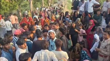 शिकोहाबाद: नहर में नहाते समय युवक डूबा, ग्रामीणों ने लगाया जाम, गोताखोरों की टीम बुलाई गई