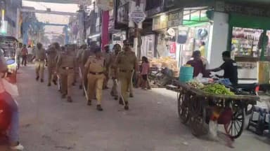 #Balrampurpolice
#SPBalrampur के निर्देशन में आगामी त्योहारों पर शान्ति, सुरक्षा एवं कानून व्यवस्था के दृष्टिगत क्षेत्राधिकारी नगर व प्रभारी निरीक्षक कोतवाली नगर द्वारा कस्बा बलरामपुर नगर में थाना स्थानीय पुलिस बल के साथ फ्लैग मार्च किया गया। https://t.co/wdEPG4pdU3