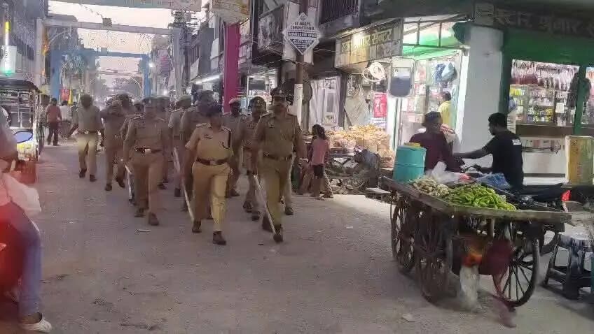 #Balrampurpolice
#SPBalrampur के निर्देशन में आगामी त्योहारों पर शान्ति, सुरक्षा एवं कानून व्यवस्था के दृष्टिगत क्षेत्राधिकारी नगर व प्रभारी निरीक्षक कोतवाली नगर द्वारा कस्बा बलरामपुर नगर में थाना स्थानीय पुलिस बल के साथ फ्लैग मार्च किया गया। https://t.co/wdEPG4pdU3